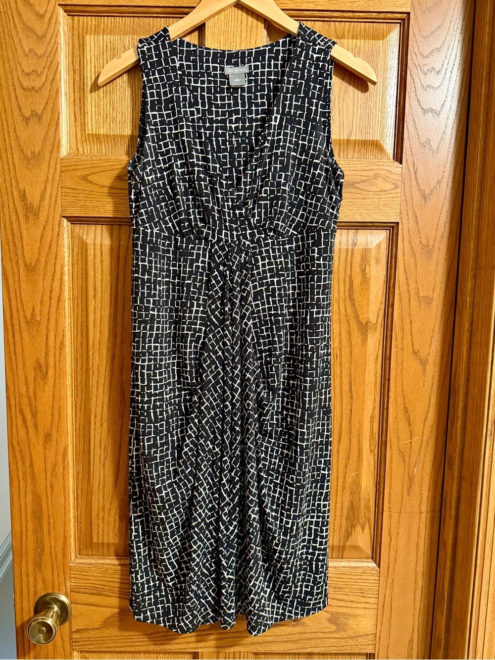 Ann Taylor Black and White Sleeveless V-Neck Dress - size Small